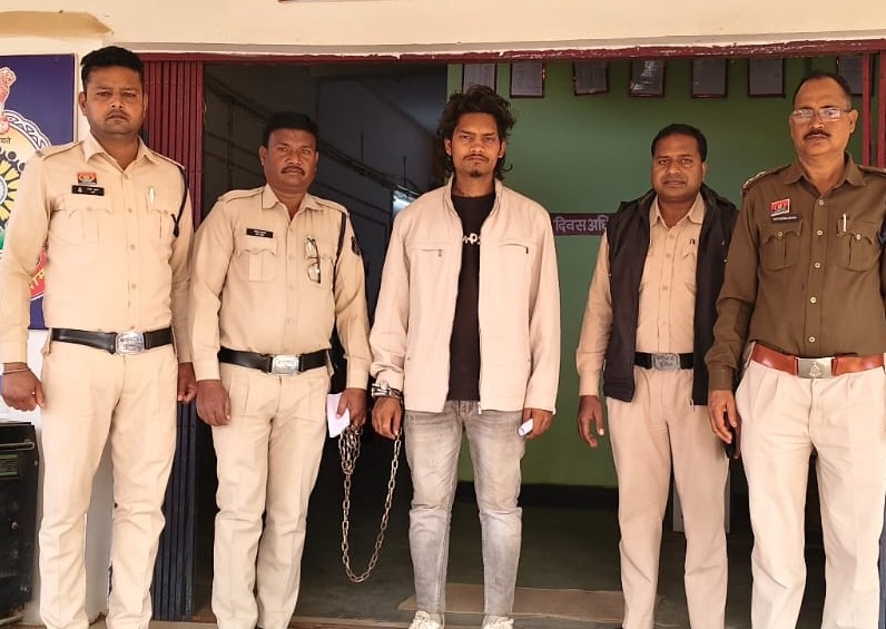 मैनपाठ घूमने के बहाने ड्राइवर से लूटी स्कार्पियो: सरगुजा पुलिस की सख्ती जारी, एक आरोपी पकड़ा गया, फरार साथियों की तलाश तेज