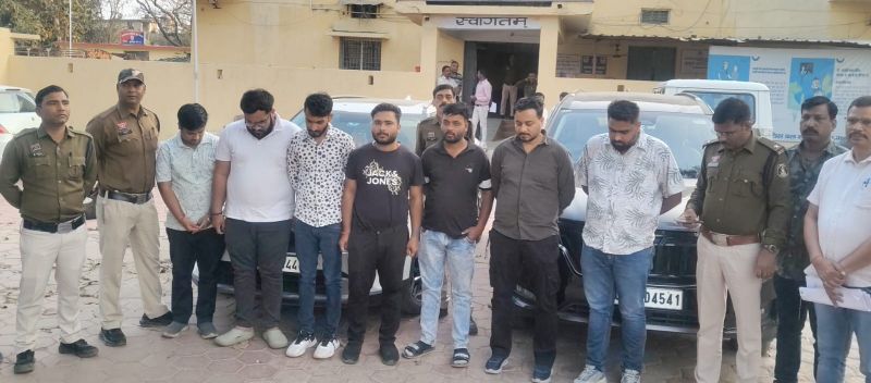 लोक मार्ग बना जश्न का अड्डा, पहुंची पुलिस की टीम: अम्बिकापुर-बनारस हाईवे पर यातायात बाधित कर खतरनाक आतिशबाजी करने वाले 7 आरोपी सलाखों के पीछे, बीएनएस व एमवी एक्ट में कार्रवाई