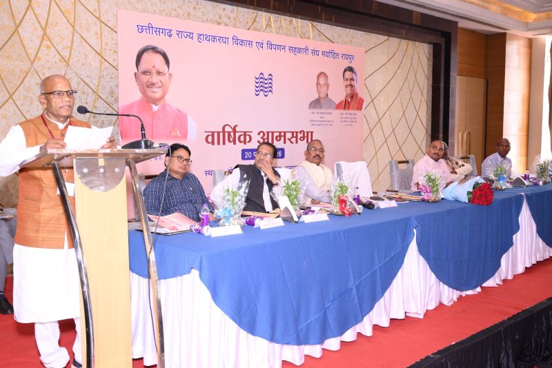 मांग आदेशों में गिरावट पर चिंता: गजेंद्र यादव बोले—कोसा-कॉटन को दिलाएंगे राष्ट्रीय पहचान, ऑनलाइन सिस्टम से बढ़ेगी पारदर्शिता