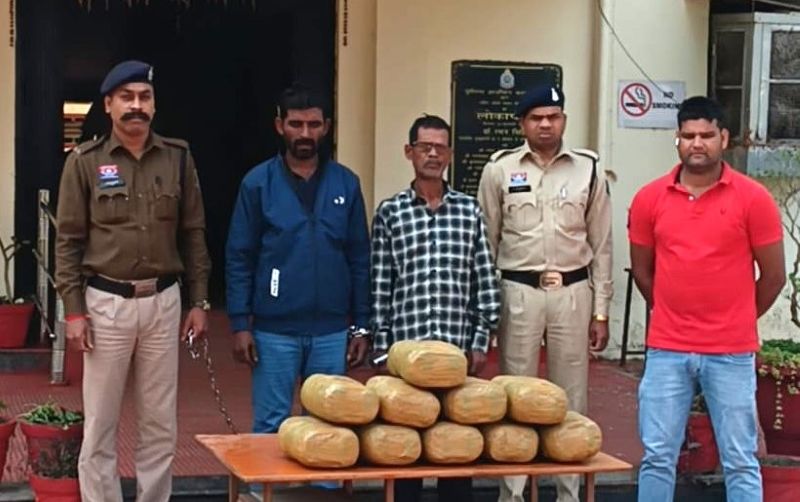 पुलिस की त्वरित कार्रवाई: नया धमतरी रोड ओवरब्रिज के नीचे दबोचे गए 2 आरोपी, 21.206 किलो गांजा के साथ गिरफ्तार—फॉरवर्ड-बैकवर्ड लिंक खंगालकर पूरे नेटवर्क पर कसेगा शिकंजा