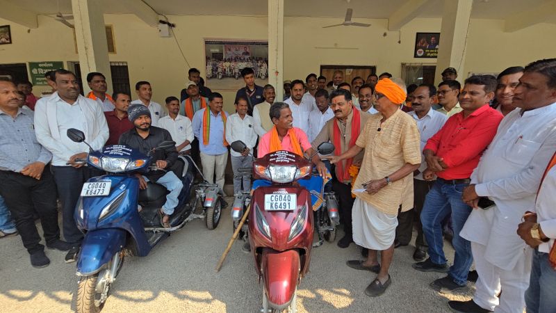 संवेदनशील पहल से बदली जिंदगी: विजय शर्मा ने दो दिव्यांगों को सौंपी स्कूटी, आत्मनिर्भरता की ओर बढ़े कदम, चेहरों पर लौटी मुस्कान