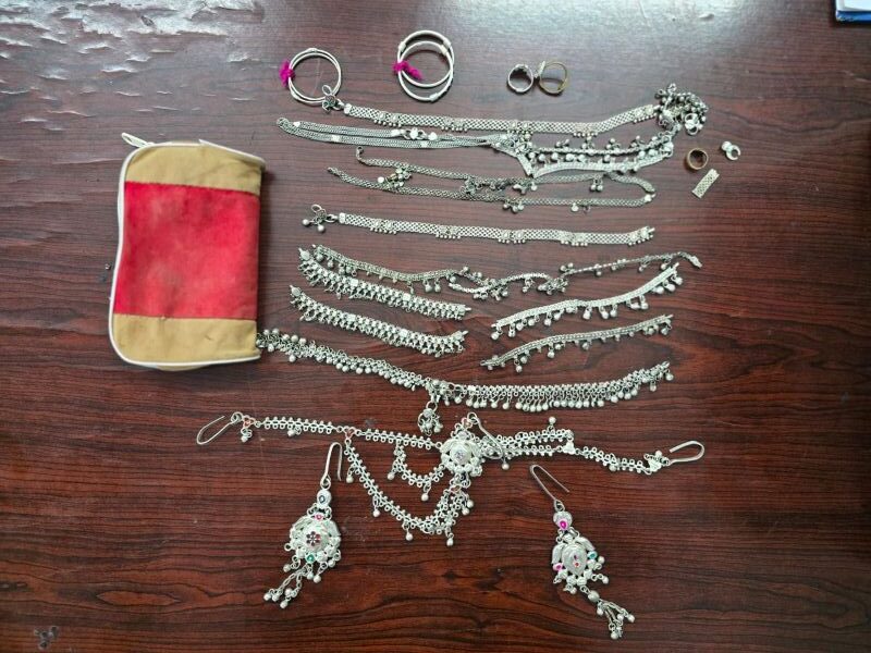 रायपुर से गरियाबंद और दुर्ग तक फैले चोरी गैंग का भंडाफोड़: 3 विधि के साथ संघर्षरत बालकों ने 5 वारदातों को दिया अंजाम, 3 मोटरसाइकिल व चांदी के जेवर समेत 2.50 लाख का माल जब्त