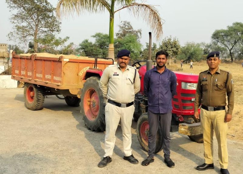 जोक नदी से चोरी कर रहा था रेत परिवहन: गिधौरी थाना की घेराबंदी में फंसा आरोपी, मामला दर्ज, ट्रैक्टर जब्त