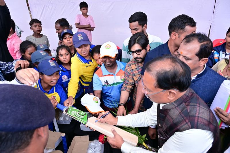 इचकेला की बेटियों ने रचा इतिहास, मुख्यमंत्री विष्णु देव साय से मिला सम्मान: राज्य-राष्ट्रीय स्तर पर गौरव दिलाने वाली टीम को जन्मदिवस पर विशेष उपहार