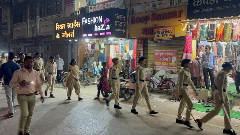 सराफा बाजार में पुलिस का शक्ति प्रदर्शन: रायगढ़ में एडिशनल एसपी अनिल सोनी का पैदल मार्च, व्यापारियों को सुरक्षा के सख्त निर्देश, संदिग्धों पर रहेगी पैनी नजर