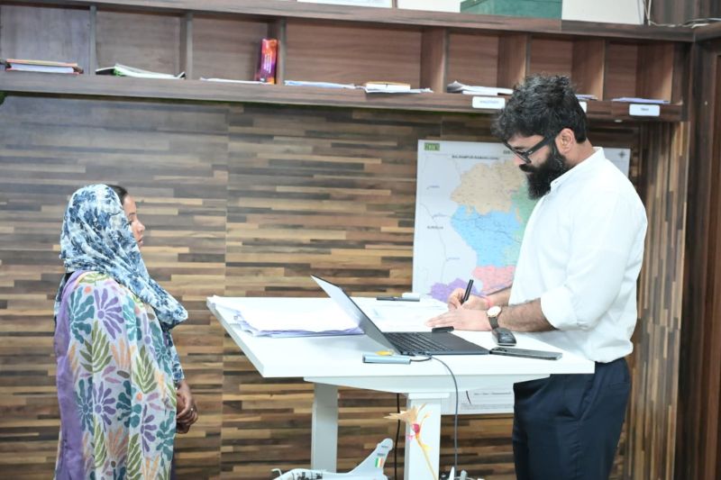 जशपुर में जनदर्शन पर कलेक्टर रोहित व्यास सख्त: 40 आवेदनों के समयबद्ध, पारदर्शी और गुणवत्तापूर्ण निराकरण के दिए निर्देश