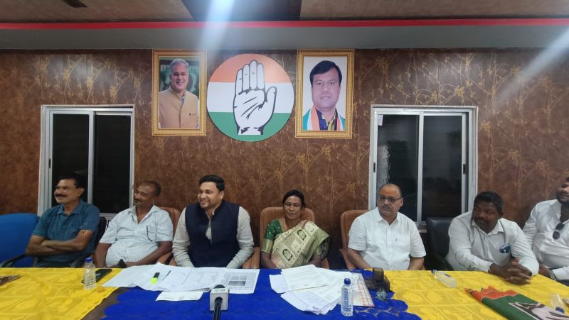 धान मंडी में बड़ा खेल बेनकाब! खाते में बढ़ा रकबा, हुआ भुगतान—जशपुर कांग्रेस ने एफआईआर की मांग कर दी आंदोलन की चेतावनी, 14 किसानों के रिकॉर्ड से छेड़छाड़, 107 क्विंटल बोगस धान खरीदी पर सियासी तूफान