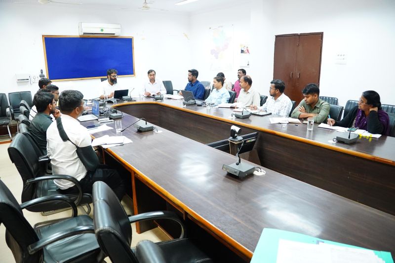 जशपुर में राजस्व व्यवस्थाओं की बड़ी समीक्षा: नामांतरण, सीमांकन, स्वामित्व योजना से लेकर लोक सेवा गारंटी तक हर प्रकरण तय समय में निपटाने के निर्देश