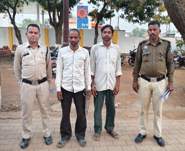 ग्राम बिनौरी में चोरी का खुलासा : छत से गायब हुई दो क्विंटल लोहे की छड़, पुलिस ने खरीददार समेत मुख्य आरोपी को किया गिरफ्तार, न्यायालय में किया गया पेश.