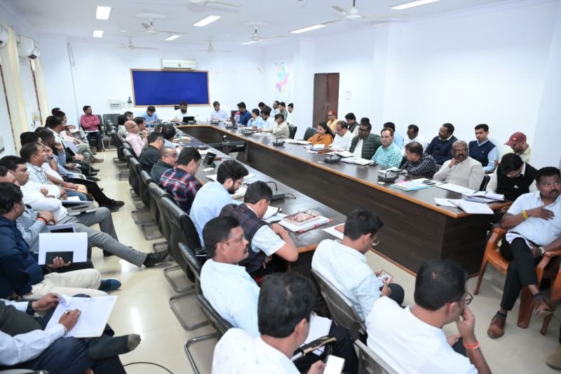 ‘Catch the Rain’ थीम पर जशपुर में बड़ा अभियान: कलेक्टर रोहित व्यास ने जल संरक्षण कार्यों की ऑनलाइन जीओ-टैगिंग, नाला जीर्णोद्धार और रिचार्ज पिट निर्माण के दिए निर्देश