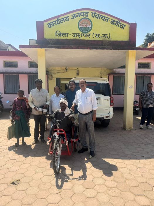 जनकल्याणकारी योजनाओं से बदली जिंदगी: जशपुर के खेड़ार निवासी दिव्यांग शनिचर टोप्पो को प्रशासन ने दी मोटराइज्ड ट्राई साइकिल, शासन-प्रशासन को जताया आभार