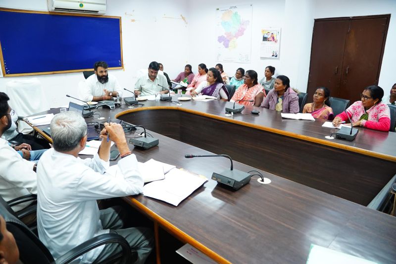 जशपुर में आंगनबाड़ी कार्यकर्ताओं की समस्याओं पर संवेदनशील पहल: कलेक्टर रोहित व्यास ने संघ प्रतिनिधियों संग बैठक कर त्वरित निराकरण के दिए निर्देश, ‘कुपोषण मुक्त जशपुर’ के लिए शत-प्रतिशत उपस्थिति पर जोर