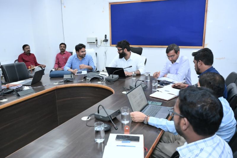 जिला जल स्वच्छता मिशन की अहम बैठक: कलेक्टर रोहित व्यास ने अधिकारियों को दिए स्पष्ट निर्देश—ग्रामों में स्थायी जल स्त्रोत विकसित कर शीघ्र शुरू करें जल आपूर्ति, पारदर्शिता और गुणवत्ता पर विशेष जोर