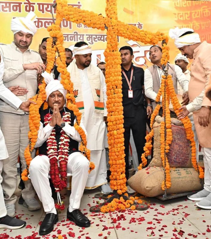 अन्नदाताओं का सम्मान और आर्थिक सशक्तिकरण साथ-साथ — विष्णु देव साय को धान से तौलकर किसानों ने जताया आभार, 25 लाख से अधिक किसानों को मिलेगा धान का बोनस, पूरे प्रदेश में उत्सव जैसा माहौल