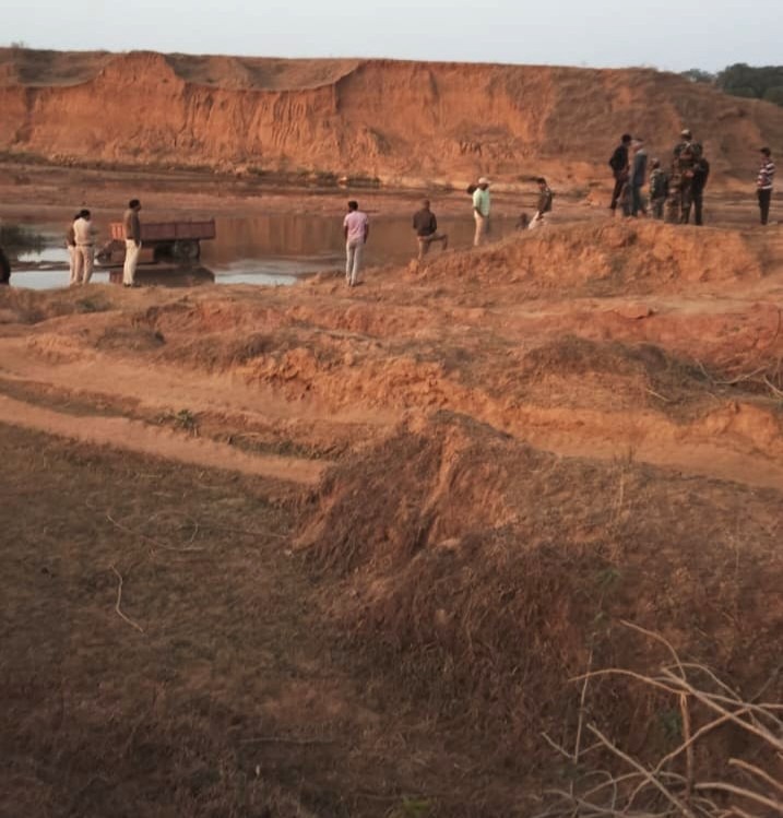 अवैध रेत खनन पर प्रशासन का बड़ा प्रहार — जशपुर में वाहन CG 14 MG 1390 जप्त, 960 घनमीटर रेत जब्त, खान एवं खनिज अधिनियम की धारा 21 के तहत सख्त कार्रवाई शुरू