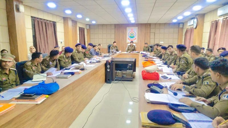 अपराध समीक्षा बैठक में कड़ा संदेश: प्रशांत कुमार ठाकुर ने लंबित मामलों में ढिलाई पर लगाई फटकार, होली पर शांति-सुरक्षा और सघन वाहन जांच के दिए सख्त निर्देश