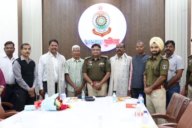 अम्बिकापुर में गरिमामय विदाई समारोह: डीआईजी-एसएसपी राजेश कुमार अग्रवाल ने 4 सेवानिवृत पुलिस अधिकारियों को स्मृति चिन्ह व पी.पी.ओ. आदेश देकर किया सम्मानित