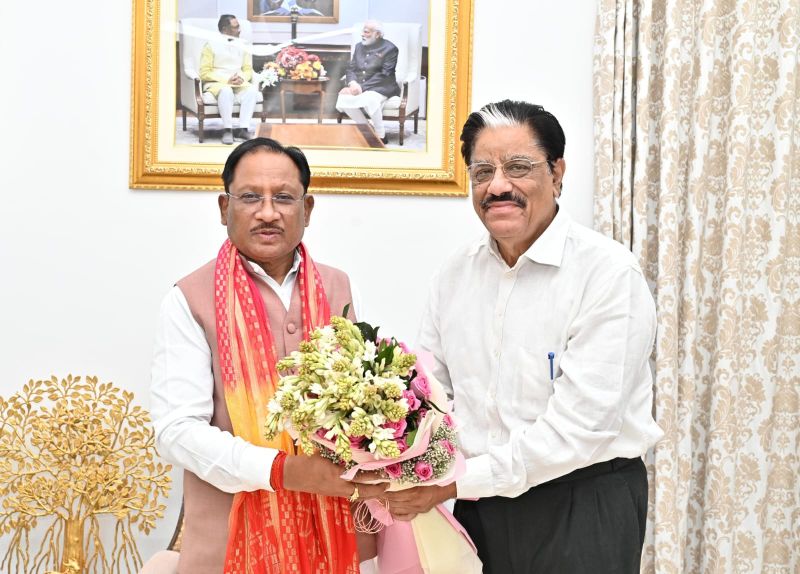 मुख्यमंत्री निवास में सौहार्दपूर्ण संवाद: विष्णु देव साय ने राज्य नीति आयोग के उपाध्यक्ष गणेश शंकर मिश्रा को नई जिम्मेदारी पर दी बधाई, प्रभावी दायित्व निर्वहन की कामना