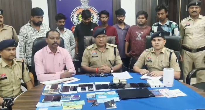 जामुल में किराए के मकान से चल रहा था करोड़ों का डिजिटल सट्टा रैकेट: इंस्टाग्राम-व्हाट्सएप से जुड़ते थे ग्राहक, पुलिस रेड में नकदी, मोबाइल-लैपटॉप समेत पूरा नेटवर्क बेनकाब