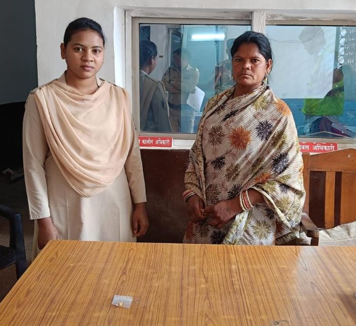 संदेह से सच तक पहुँची पुलिस! बलौदाबाजार में नहाने के दौरान पर्स से उड़ाए गए सोने के टॉप्स बरामद — आरोपी संगीता चेलक उर्फ मुंडी गिरफ्तार, बीएनएस की धाराओं में कार्रवाई