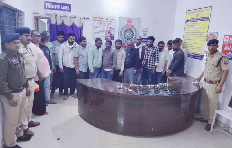 कृष्णा वाटिका रिसॉर्ट में पुलिस की बड़ी कार्रवाई, देर रात चली पुलिस की गुप्त कार्रवाई, जुए की महफिल पर पड़ा ताला – मोबाइल और गाड़ियां सहित लाखों की सामग्री जब्त, 16 जुआरी गिरफ्तार.