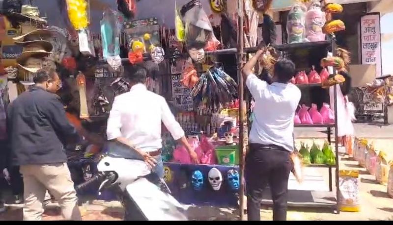 होली पर्व पर कानून-व्यवस्था से खिलवाड़ नहीं होगा बर्दाश्त: पुलिस की बड़ी कार्रवाई में हजारों आपत्तिजनक मुखौटे जब्त, दुकानदारों को कड़ी चेतावनी