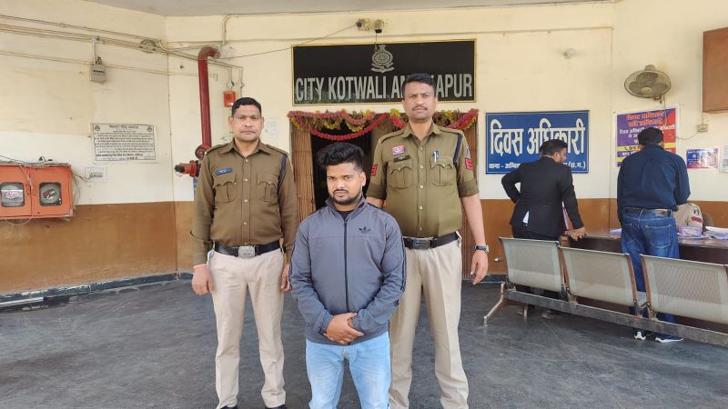 बैंक खाते और सिम के जरिए करोड़ों के लेन-देन का खेल उजागर: अवैध जुआ-सट्टा मामले में खाते उपलब्ध कराने वाला आरोपी गिरफ्तार, पहले ही 20 लाख से अधिक की सामग्री और नगदी हो चुकी है बरामद