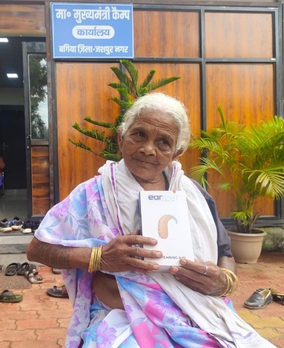 संवेदनशील शासन की मिसाल: कुनकुरी की 90 वर्षीय चाका बाई को त्वरित सहायता, कैंप कार्यालय में आवेदन के बाद मिला श्रवण यंत्र, मुख्यमंत्री विष्णुदेव साय को दिया आशीर्वाद