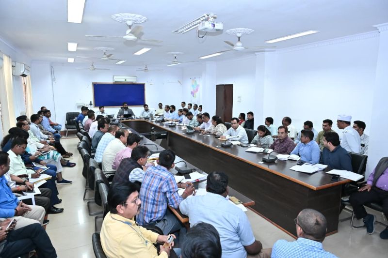 प्रशासनिक बैठक में बड़ा फैसला: बिजली-पानी-सड़क शिकायतों को प्राथमिकता, हाईकोर्ट मामलों की तेज पैरवी और अवैध खनन पर कड़ा एक्शन — जशपुर में जवाबदेही तय