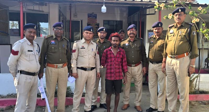 रिश्तों का खौफनाक अंत: ‘कुछ कमाकर नहीं दिया’ कहकर भड़का बेटा बना कातिल, सिर पर ताबड़तोड़ वार कर की हत्या, खून से सना बनियान और टांगी बरामद