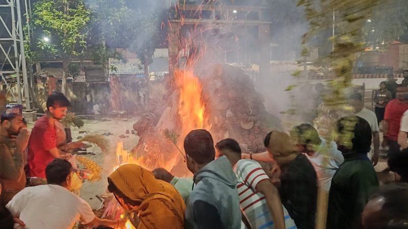 बुराई पर अच्छाई की विजय का प्रतीक बना कुनकुरी का होलिका दहन: लकड़ी और कंडों से सजी होलिका में प्रज्ज्वलित हुई आस्था की अग्नि, नगरवासियों ने प्रेम व सौहार्द का लिया संकल्प