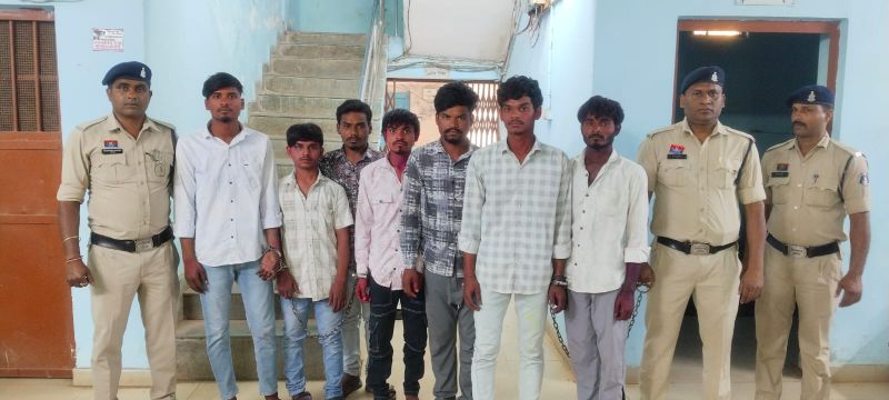 होली के रंग बने खून के रंग : रंग-गुलाल लगाने को लेकर शुरू हुआ विवाद, आरंग में चाकू से हमला कर युवक की हत्या, 7 आरोपी और एक बालक गिरफ्तार.