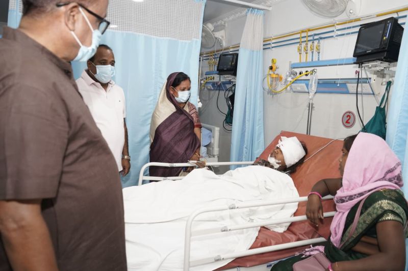 जशपुर बस हादसे के घायलों से मिलने अस्पताल पहुंचीं मुख्यमंत्री की धर्मपत्नी श्रीमती कौशल्या साय, मरीजों का जाना हालचाल और बेहतर इलाज के दिए निर्देश