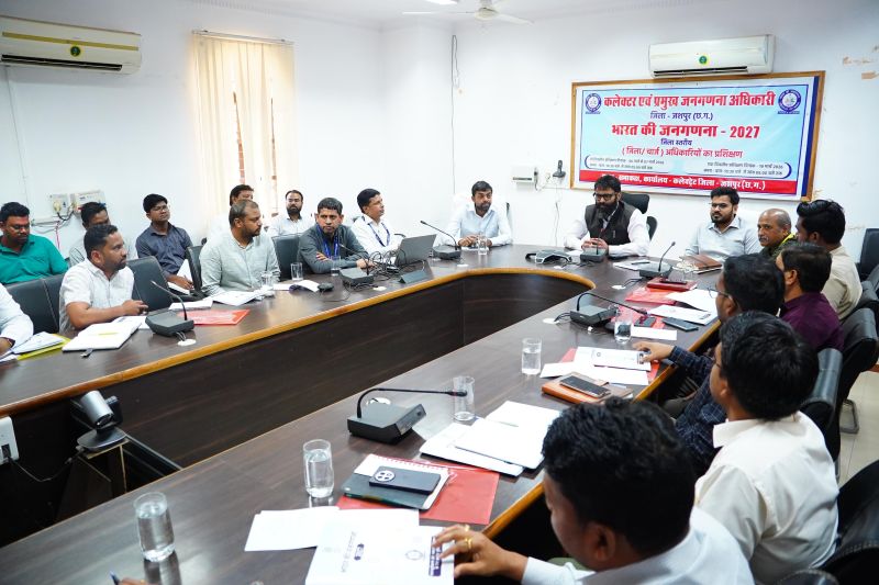 जशपुर में डिजिटल जनगणना की तैयारी: अधिकारियों-कर्मचारियों को दिया जा रहा दो दिवसीय प्रशिक्षण, कलेक्टर रोहित व्यास ने सटीक डेटा अपडेट करने पर दिया जोर