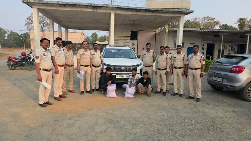 पुलिस का नशे के कारोबारियों पर बड़ा प्रहार: 8 किलो गांजा और सफारी वाहन जब्त, 4 लाख की खेप के साथ 3 आरोपी गिरफ्तार