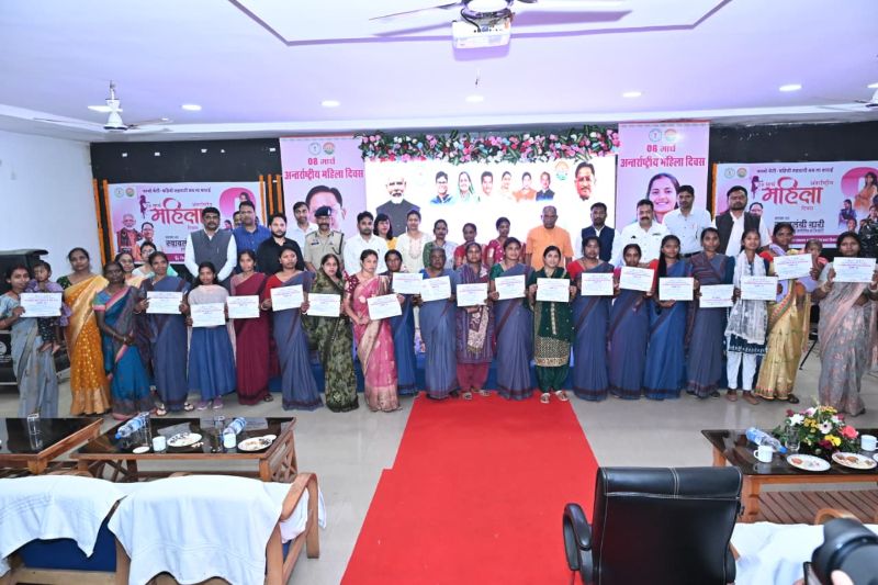 जशपुर मंत्रणा भवन में महिला शक्ति का सम्मान : अंतर्राष्ट्रीय महिला दिवस पर आयोजित जिला स्तरीय कार्यक्रम में मुख्यमंत्री विष्णु देव साय ने वर्चुअल माध्यम से जुड़कर महतारी वंदन योजना के हितग्राहियों से किया संवाद, उत्कृष्ट कार्य करने वाली 21 आंगनबाड़ी कार्यकर्ता-सहायिकाओं को मिला सम्मान
