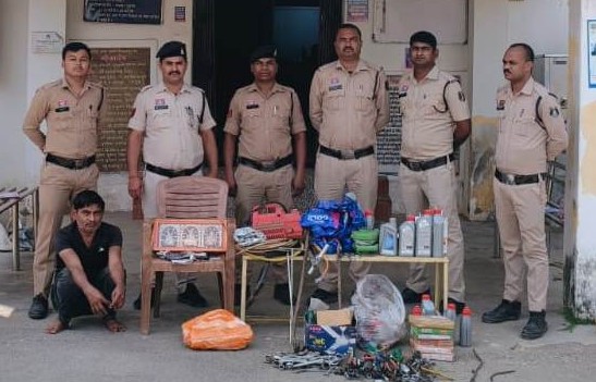 ग्रामीण बैंक में सेंधमारी का आरोपी गिरफ्तार: विश्रामपुर पुलिस ने सीसीटीवी सुराग से दबोचा, गैरेज से 1 लाख के सामान चोरी की वारदात भी कबूली