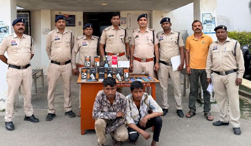 रात के अंधेरे में दीवार तोड़कर मोबाइल शॉप साफ: विश्रामपुर पुलिस ने दो शातिर चोरों को दबोचा, 2.70 लाख रुपये के 27 मोबाइल बरामद