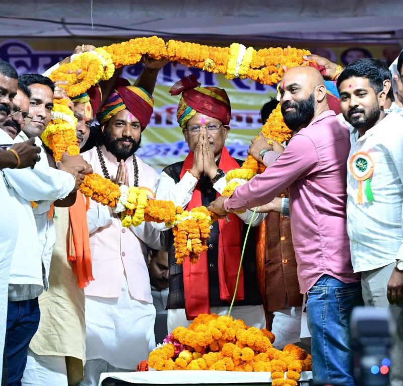 रायपुर के पारागांव में समाजिक अधिवेशन को संबोधित करते हुए मुख्यमंत्री विष्णु देव साय ने की बड़ी घोषणाएं : सामुदायिक भवन निर्माण और सड़क विकास के लिए 70 लाख रुपये की स्वीकृति, प्रतिभावान युवाओं को किया सम्मानित