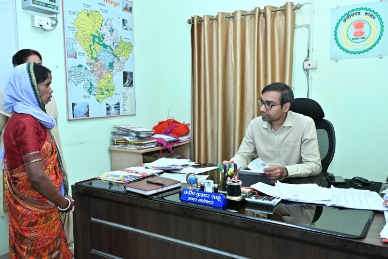 जनदर्शन में आमजन की समस्याओं से रूबरू हुए अपर कलेक्टर प्रदीप कुमार साहू, अधिकारियों को दिए समयबद्ध और पारदर्शी निराकरण के निर्देश