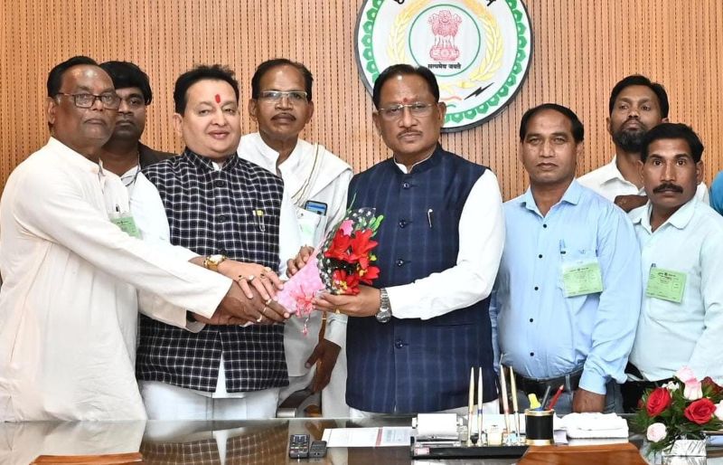 महापुरुषों की जयंती पर होगा भव्य मेला महोत्सव: महासमुंद के बसना में कार्यक्रम के लिए प्रतिनिधिमंडल ने मुख्यमंत्री विष्णु देव साय से की मुलाकात, दिया औपचारिक आमंत्रण