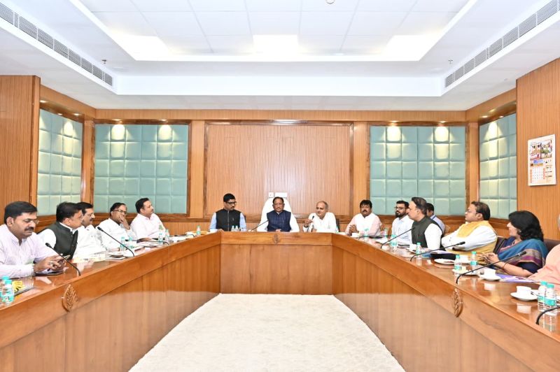 नवा रायपुर में मुख्यमंत्री विष्णु देव साय की मीडिया विभाग के साथ अहम बैठक, ऐतिहासिक बजट पर अभिनंदन और प्रदेश विकास पर विस्तृत चर्चा