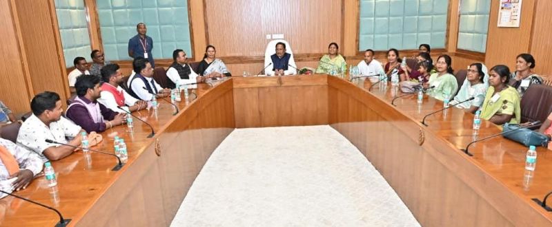 पंच से मुख्यमंत्री तक की यात्रा का किया उल्लेख: जशपुर के सरपंचों से मिले मुख्यमंत्री विष्णु देव साय, कहा– समर्पित नेतृत्व से पंचायतों में आ सकता है बड़ा परिवर्तन