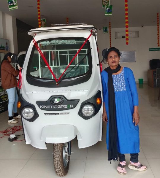 दिव्यांगता भी नहीं तोड़ सकी हौसला: सायरा बानो बनीं आत्मनिर्भरता की मिसाल, ई-रिक्शा चलाकर हर दिन कमा रहीं सम्मानजनक आजीविका