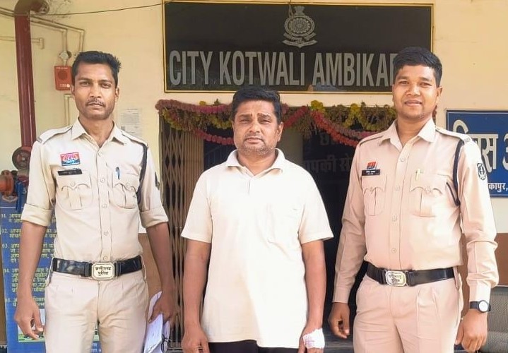 जमीन हड़पने का बड़ा खेल बेनकाब: फर्जी ऋण पुस्तिका बनाकर करोड़ों की जमीन का कराया गया अवैध विक्रयनामा, पुलिस ने मुख्य आरोपी अहमद अली को किया गिरफ्तार, अन्य आरोपी अब भी फरार