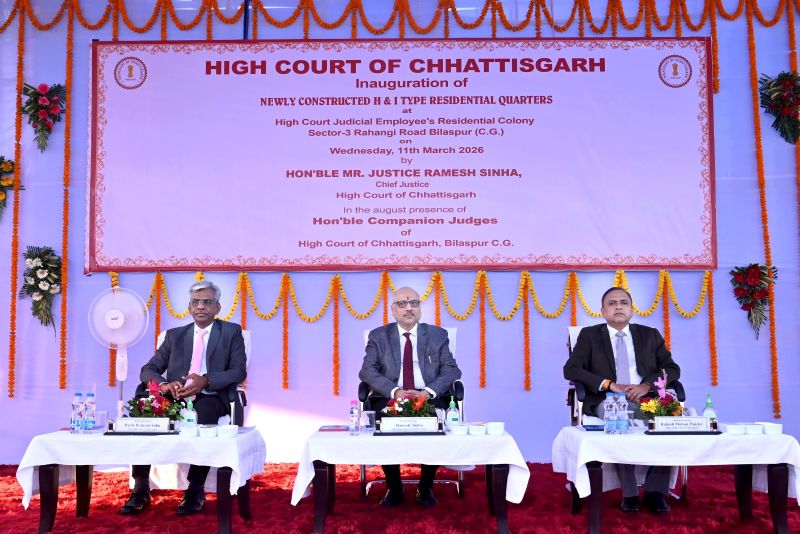 बिलासपुर में न्यायिक कर्मचारियों को मिली बड़ी सौगात: न्यायमूर्ति रमेश सिन्हा ने 112 आधुनिक आवासों का किया लोकार्पण, हाईकोर्ट आवासीय परिसर में कर्मचारियों को सौंपी गई चाबियां