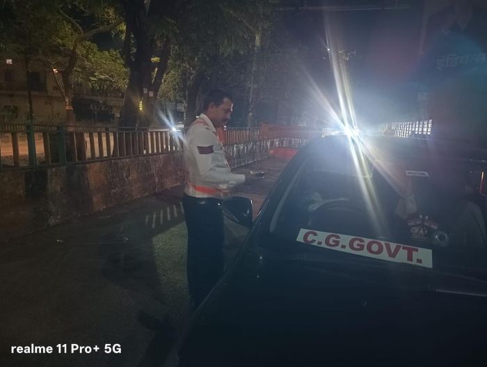 सड़क सुरक्षा के लिए रायपुर पुलिस का अभियान तेज : रायपुर में ड्रंक एंड ड्राइव पर सख्ती, एक ही रात में 58 ड्रंक ड्राइवर्स पकड़े गए, तीन महीनों में 949 नशेड़ी वाहन चालकों पर कार्रवाई.