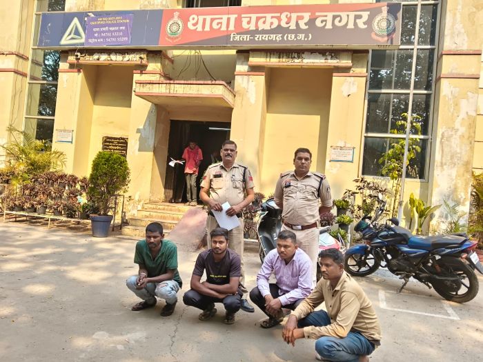 रायगढ़ पुलिस का सख्त अभियान : चक्रधरनगर चौक पर पलटा ट्रेलर, रात में ही हटाया बिखरा आयरन पेलेट, प्रतिबंधित क्षेत्र में प्रवेश करने वाले चार भारी वाहनों पर कार्रवाई.