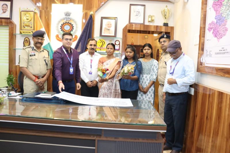 जशपुर में पुलिस और एसबीआई की पहल : पुलिस सैलरी पैकेज से दिवंगत आरक्षक के परिवार को सहारा, दिवंगत आरक्षक के परिवार को दी गई 1 करोड़ की बीमा सहायता.