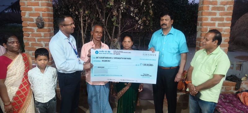 ड्यूटी के दौरान हादसे में शहीद हुए आरक्षक मसत राम पैंकरा के परिवार को 1 करोड़ की सहायता, डीआईजी और SBI अधिकारियों ने गृहग्राम पहुंचकर सौंपा चेक